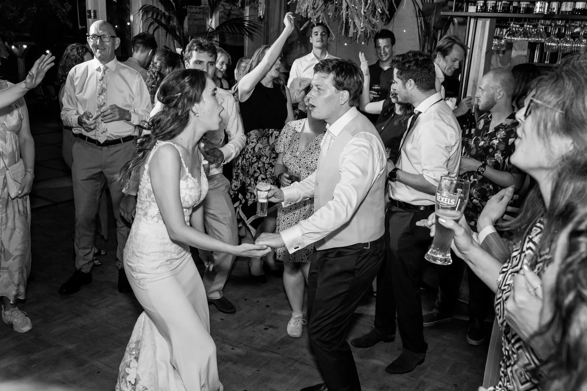 Zwart-witbeeld van dansende gasten op het feest