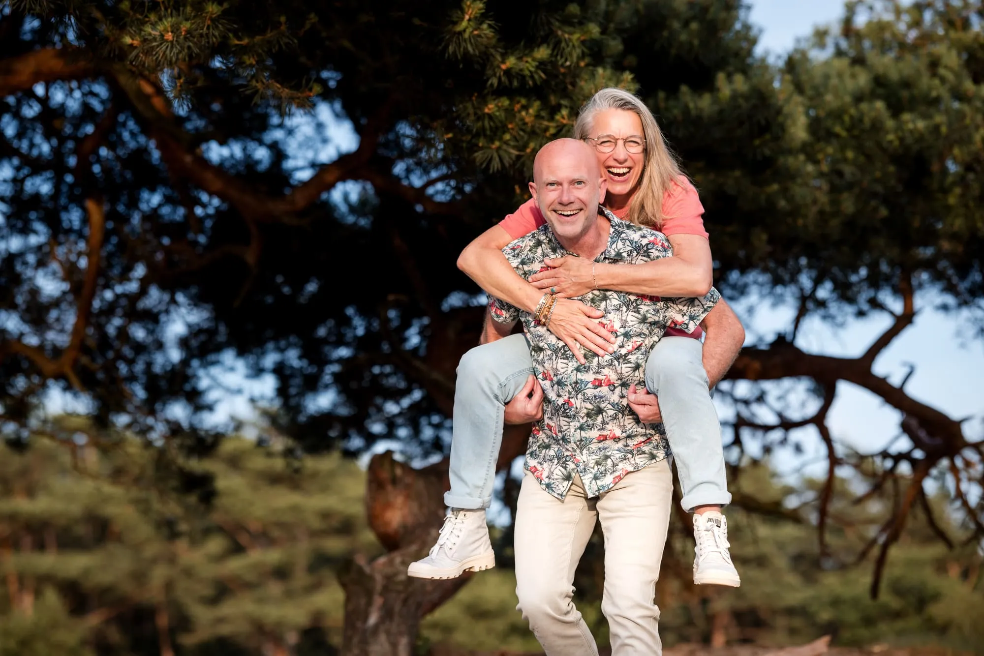 Hij draagt haar op zijn rug tussen de vliegdennen