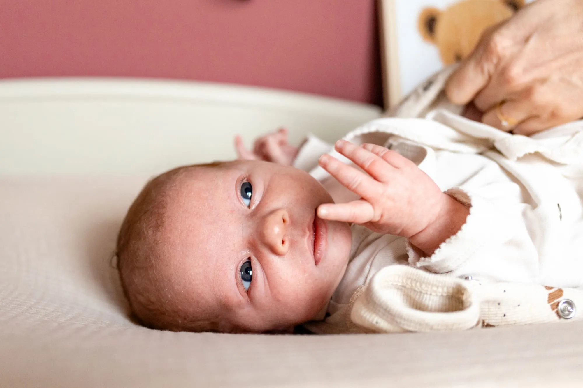 Close-up van een pasgeboren baby die wakker om zich heen kijkt