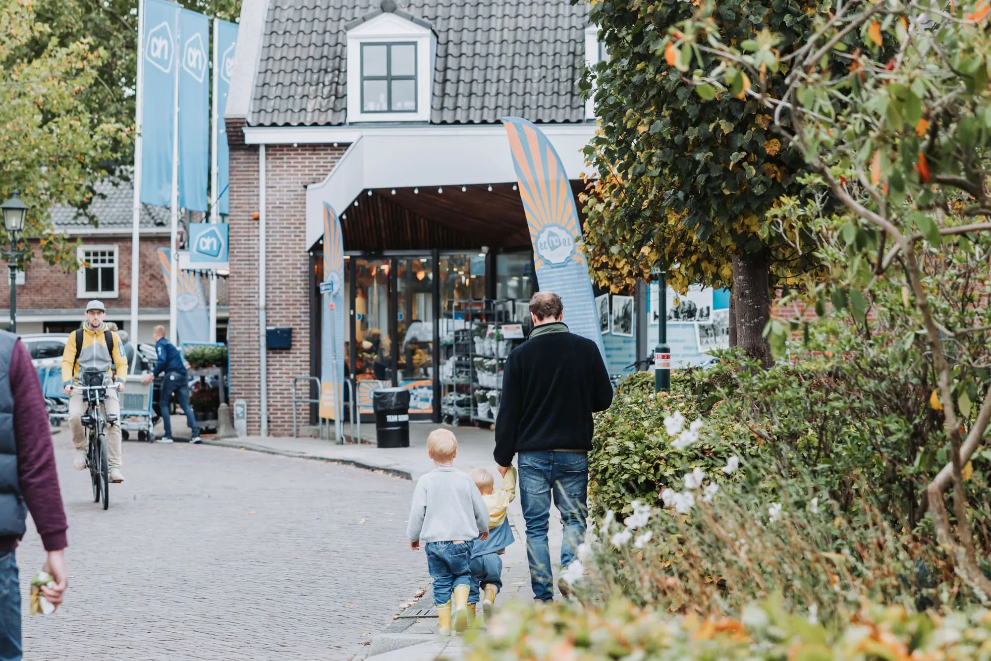 Het gezin loopt door het dorp langs de winkels