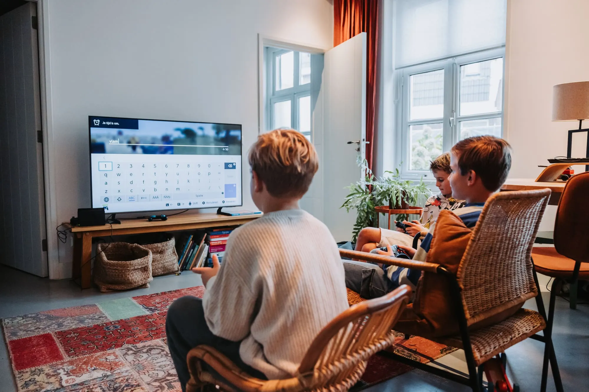 De kinderen kijken samen televisie in de woonkamer